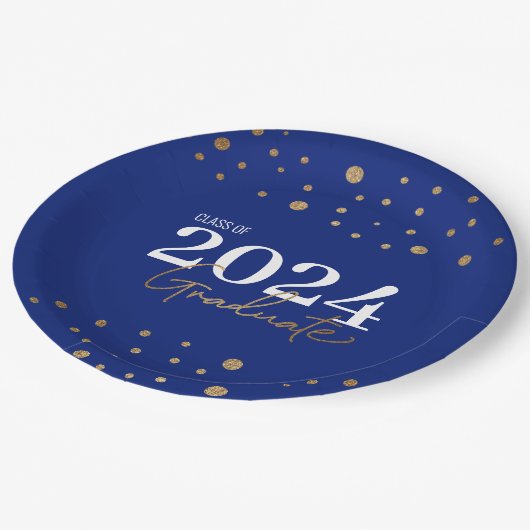 Moderne Confetti Blue Gold Class 2024 Graduate Pappteller (Schrägansicht)