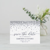 Moderne Confetti Dots Silver Foil Save the Date Folie Einladungspostkarte (Stehend vorne)