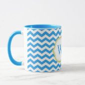 moderne cool-blaue Zickzack Streifen Monogramm-Ini Tasse (Links)