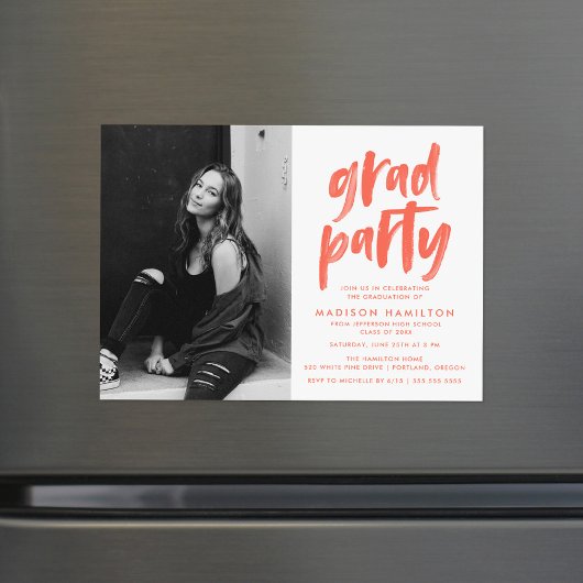 Moderne Coral Brush Script Foto Graduation Party Magneteinladung