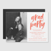 Moderne Coral Brush Script Foto Graduation Party Magneteinladung (Vorne/Hinten)
