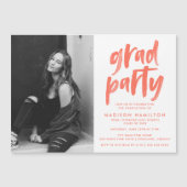 Moderne Coral Brush Script Foto Graduation Party Magneteinladung (Vorderseite)