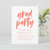 Moderne Coral Brush Script Graduation Party Einladung (Stehend Vorderseite)