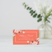 Moderne Coral Floral Wedding Card Begleitkarte (Stehend Vorderseite)