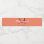 Moderne Coral Orange Script Monogram Wedding Wasserflaschenetikett (Einzelnes Label)