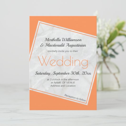 Moderne Coral Peach Hochzeit Einladung (Stehend Vorderseite)