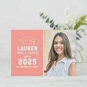 Moderne Coral Pink Foto Graduation Party Einladung (Stehend Vorderseite)