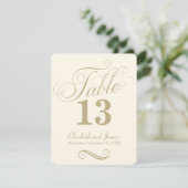 Moderne Cream Gold Script-Hochzeitsskripte-Tischnu Einladung (Stehend Vorderseite)