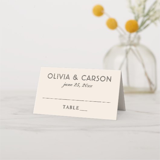 Moderne Creme und Black Wedding Monogram Platzkarte (Vorderseite)