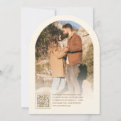Moderne Creme- und Goldbogen-Hochzeit mit QR-Code Einladung (Rückseite)