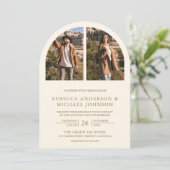 Moderne Creme- und Goldbogen-Hochzeit mit QR-Code Einladung (Stehend Vorderseite)
