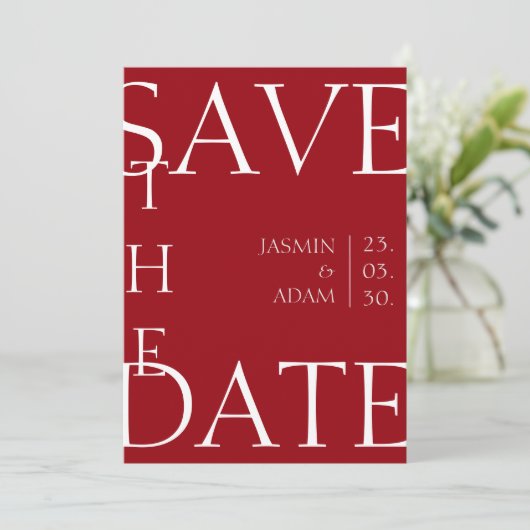 Moderne Crimson Red Minimal Typografy Wedding Save The Date (Stehend Vorderseite)