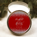 Moderne Crimson Red Silver Glitzer Edge Wedding Runder Aufkleber<br><div class="desc">Dieser elegante,  moderne Hochzeitsaufkleber zeichnet sich durch ein Imitat silberner Glitzer-Design am oberen und unteren Rand aus. Passt den weißen Text einfach auf einem rot gekleideten Hintergrund an,  mit den Namen des Paares in silbergrauer Handschrift kalligrafisch über einen großen Ampersand.</div>
