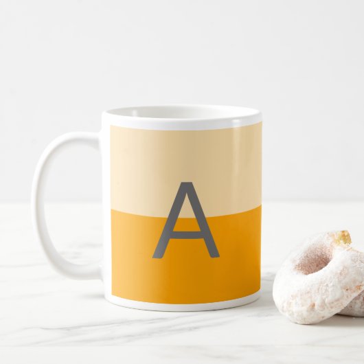 Moderne daffodische gelbe Monogramm Kaffeetasse (Mit Donut)