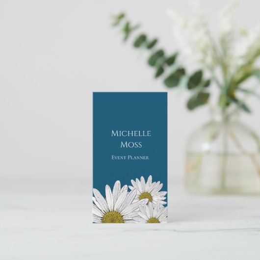 Moderne Daisies QR Code Floral Blue Visitenkarte (Stehend Vorderseite)