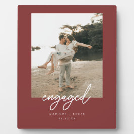 Moderne Deep Red "Engagiert" Schrift Paarfoto Fotoplatte