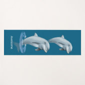 Moderne Delfine & Text auf Ocean Blue Yogamatte (Vorderseite (Horizontal))
