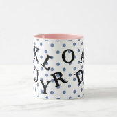 Moderne Design Polka Punkte mit schwarzem Text Blu Tasse (Zentrum)