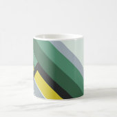 Moderne Diagonalstreifen in Grün, Gelb und Grau Kaffeetasse (Mittel)