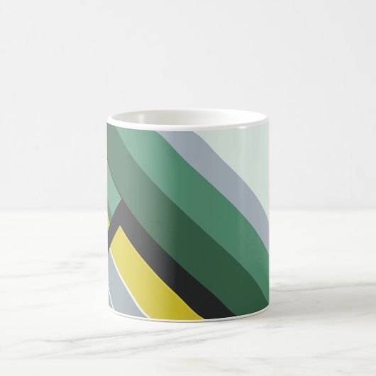 Moderne Diagonalstreifen in Grün, Gelb und Grau Kaffeetasse (Mittel)