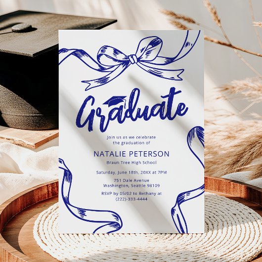Moderne Doodle Blue Bow Graduation Party Einladung