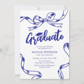 Moderne Doodle Blue Bow Graduation Party Einladung (Vorderseite)
