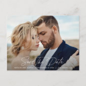 Moderne Drehbuch-Hochzeit Ankündigungspostkarte (Vorderseite)