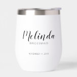 Moderne Drehbuch Personalisierte Bridesmaier<br><div class="desc">Modernes Drehbuch Personalisierte Bridesmaids Can Glass mit dem personalisierten Namen der Brautjungfrau in einem modernen,  schwarzen Skript-Schriftart-Stil mit Titel und Hochzeitdatum in modernen sans serif Schriftart Stil auf weißem Hintergrund. Auch perfekt für Trauzeugin,  Blütenmädchen,  Brautmutter,  Trauzeugen,  Trauzeuge und mehr.</div>