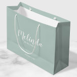 Moderne Drehbuch Personalisierte Bridesmaier Große Geschenktüte<br><div class="desc">Moderne Drehbuch Personalisierte Bridesmaids Geschenktasche mit dem personalisierten Namen der Brautjungfrau im modernen,  weißen Script-Schriftart-Stil mit Titel und Hochzeitsdatum in modernen sans Serif Schriftart Stil auf Durchbiegung grünen Hintergrund. Auch perfekt für die Trauzeugin,  Blumenmädchen,  Brautmutter und vieles mehr.</div>