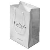 Moderne Drehbuch Personalisierte Bridesmaier Mittlere Geschenktüte (Vorderseite Schrägansicht)