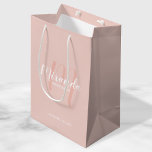 Moderne Drehbuch Personalisierte Bridesmaier Mittlere Geschenktüte<br><div class="desc">Personalisierte Bridesmaids Geschenktasche mit personalisiertem Brautjungwein im modernen,  weißen Schriftart-Stil und Monogramm in rot-rosa modernen Drehbuch-Schriftart-Stil als Hintergrund mit Titel und Hochzeitdatum in weiß modernen sans serif Schriftart Stil auf rot-rosa Hintergrund. Auch perfekt für Trauzeugin,  Blume Mädchen,  Mutter der Braut und mehr.</div>