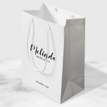 Moderne Drehbuch Personalisierte Bridesmaier Mittlere Geschenktüte<br><div class="desc">Moderne Script Personalisiert Bridesmaids Geschenktasche mit personalisiertem Brautjungweitennamen in schwarz-modernem Script-Schriftart mit Titel und Hochzeitstermin im modernen serifenlosen Schriftart-Stil auf weißem Hintergrund. Auch perfekt für Trauzeugin,  Blütenmädchen,  Brautmutter,  Trauzeugen,  Trauzeuge und mehr.</div>