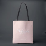 Moderne Drehbuch Personalisierte Bridesmaier Tasche<br><div class="desc">Modernes Drehbuch Personalisierte Bridesmaids Tote Bag mit personalisierten Namen als Brautjungfrau im modernen,  weißen Schriftart-Stil mit Titel und Hochzeitdatum in modernen sans serif Schriftart Stil auf rot rosa Hintergrund. Auch perfekt für die Trauzeugin,  Blumenmädchen,  Brautmutter und vieles mehr.</div>