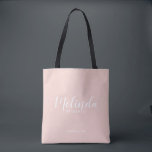 Moderne Drehbuch Personalisierte Bridesmaier Tasche<br><div class="desc">Modernes Drehbuch Personalisierte Bridesmaids Tote Bag mit personalisierten Namen als Brautjungfrau im modernen,  weißen Schriftart-Stil mit Titel und Hochzeitdatum in modernen sans serif Schriftart Stil auf rot rosa Hintergrund. Auch perfekt für die Trauzeugin,  Blumenmädchen,  Brautmutter und vieles mehr.</div>