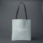 Moderne Drehbuch Personalisierte Bridesmaier Tasche<br><div class="desc">Modernes Drehbuch Personalisierte Bridesmaids Tote Bag mit personalisierten Namen als Brautjungfrau in weißem,  modernem Drehbuch Schriftart Stil mit Titel und Hochzeitdatum in modernen sans Serif Schriftart Stil auf sage grüne Hintergrund. Auch perfekt für die Trauzeugin,  Blumenmädchen,  Brautmutter und vieles mehr.</div>