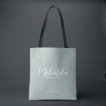 Moderne Drehbuch Personalisierte Bridesmaier Tasche<br><div class="desc">Modernes Drehbuch Personalisierte Bridesmaids Tote Bag mit personalisierten Namen als Brautjungfrau in weißem, modernem Drehbuch Schriftart Stil mit Titel und Hochzeitdatum in modernen sans Serif Schriftart Stil auf sage grüne Hintergrund. Auch perfekt für die Trauzeugin, Blumenmädchen, Brautmutter und vieles mehr.</div>