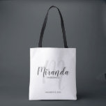 Moderne Drehbuch Personalisierte Bridesmaier Tasche<br><div class="desc">Fügen Sie Ihrer Hochzeit eine persönliche Touch mit personalisierten Brautmeistern Geschenktüte hinzu. Diese Tote-Tasche ist mit dem personalisierten Namen der Brautjungfrau in grauem, modernem Script-Schriftart-Stil und Monogramm in hellgrauem, modernem Script-Schriftart-Stil als Hintergrund mit Titel und Hochzeitdatum in grauem, modernem Sans Serif Schriftart Stil. Auch perfekt für Trauzeugin, Blume Mädchen, Mutter...</div>
