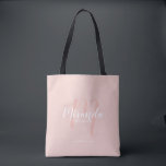 Moderne Drehbuch Personalisierte Bridesmaier Tasche<br><div class="desc">Fügen Sie Ihrer Hochzeit eine persönliche Touch mit personalisierten Brautmeistern Geschenktüte hinzu. Diese Tasche ist mit personalisiertem Namen der Brautjungfrau in der modernen Schrift-Schriftart-Stil und Monogramm in rot rosa modernen Drehbuch-Schriftart-Stil als Hintergrund mit Titel und Hochzeit Datum in weiß modernen sans serif Schriftart Stil auf rot rosa Hintergrund. Auch perfekt...</div>