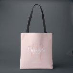 Moderne Drehbuch Personalisierte Bridesmaier Tasche<br><div class="desc">Fügen Sie Ihrer Hochzeit eine persönliche Touch mit personalisierten Brautmeistern Geschenktüte hinzu. Diese Tasche ist mit personalisiertem Namen der Brautjungfrau in der modernen Schrift-Schriftart-Stil und Monogramm in rot rosa modernen Drehbuch-Schriftart-Stil als Hintergrund mit Titel und Hochzeit Datum in weiß modernen sans serif Schriftart Stil auf rot rosa Hintergrund. Auch perfekt...</div>