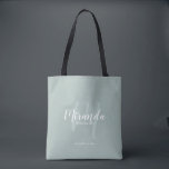 Moderne Drehbuch Personalisierte Bridesmaier Tasche<br><div class="desc">Fügen Sie Ihrer Hochzeit eine persönliche Touch mit personalisierten Brautmeistern Geschenktüte hinzu. Diese Tote-Tasche zeigt den personalisierten Namen der Brautjungfrau in der modernen Schrift-Schriftart-Stil und Monogramm in schlauer, moderner Drehbuch-Schriftart-Stil als Hintergrund mit Titel und Hochzeitdatum in weiß modernen sans serif Schriftart Stil auf sage grünem Hintergrund. Auch perfekt für Trauzeugin,...</div>