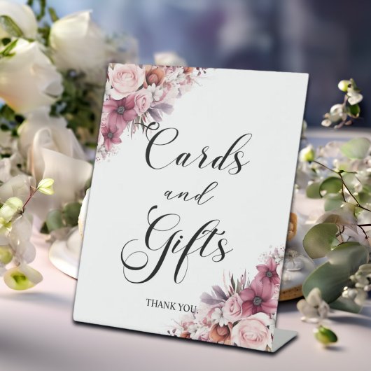 Moderne Drehbücher, rosafarbene Blumenkarten und G Sockelschild