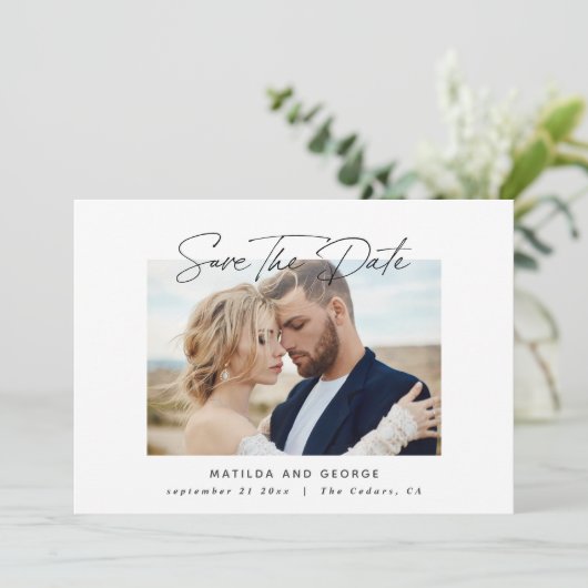Moderne Drehbuchhochzeit Save The Date (Stehend Vorderseite)
