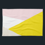 Moderne Dreiecke Muster Blush & Gelb Geometrie Handtuch<br><div class="desc">Modernes und elegantes Küchenhandtuch mit geometrischen Mustern in weiß,  rot,  gelb und beige. Andere Farben sind verfügbar. Dieses Handtuch wird als Akzent Ihrer Küche perfekt sein.</div>