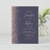 Moderne dunkelblaue Rose Gold Glitzer Edge Wedding Einladung (Stehend Vorderseite)