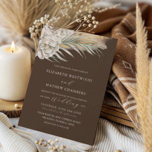 Moderne dunkelbraune Blumen- und Palmenhochzeit Einladung