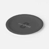 Moderne dunkelgraue editierbare Monogramm-Designvo Pappteller (Schrägansicht)