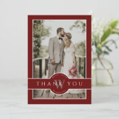 Moderne, dunkelrote 2-Foto-Hochzeit für Monogramm Dankeskarte (Stehend Vorderseite)