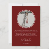 Moderne, dunkelrote 2-Foto-Hochzeit für Monogramm Dankeskarte (Rückseite)