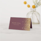 Moderne Dunkle Burgund Gold Glitzer Edge Wedding Platzkarte (Rückseite)