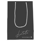 Moderne dunkle graue Bridmaid Vorschlag Geschenktü Mittlere Geschenktüte (Rückseite)